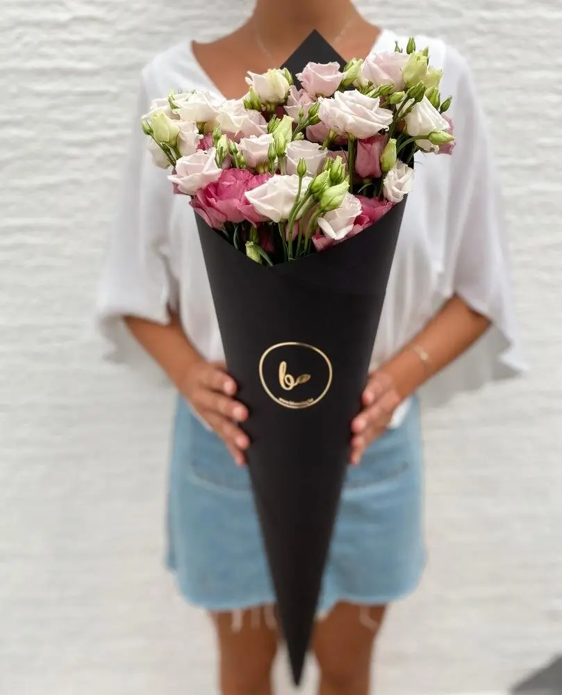 Črni stožec z Lisianthusom