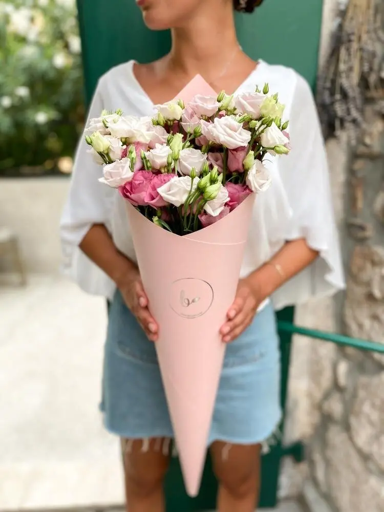 Roza stožec z Lisianthusom